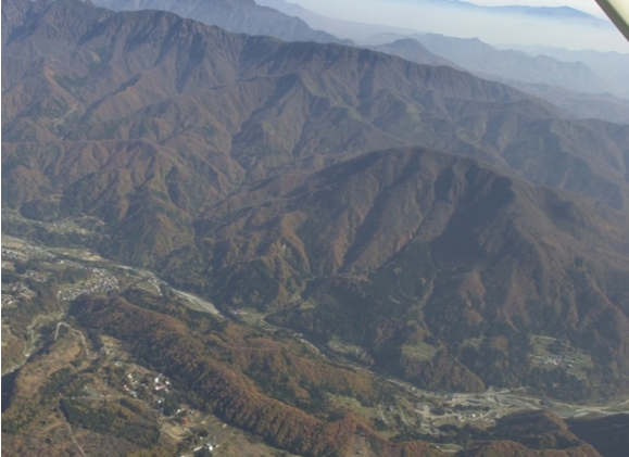 写真1 姫川右岸の岩戸山(防災科学技術研究所、井口隆氏撮影)