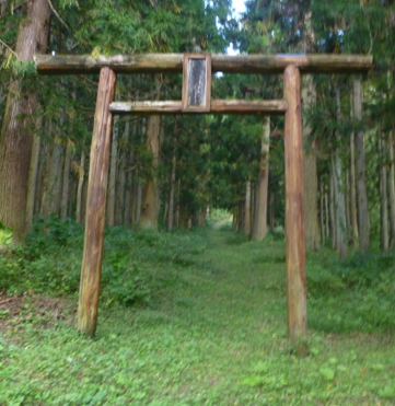 写真4 大岩若宮神社の鳥居(2015年9月井上撮影)