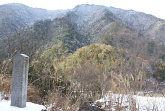 写真4 林新湖の記念碑と対岸の崩積土の小山