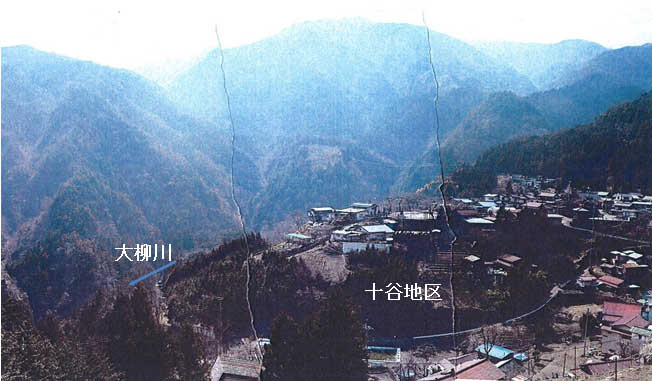 写真2 十谷地区の緩斜面と集落(2006年10月井上撮影)