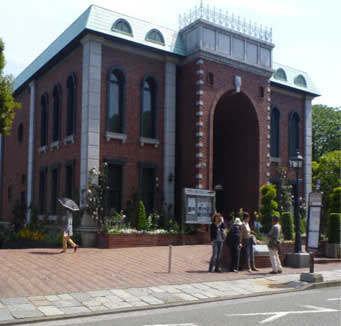 写真6 ゲーテ座劇場(1885年に設立)(震災で焼失,1980年に岩崎博物館として再建)(2013年5月,井上撮影)