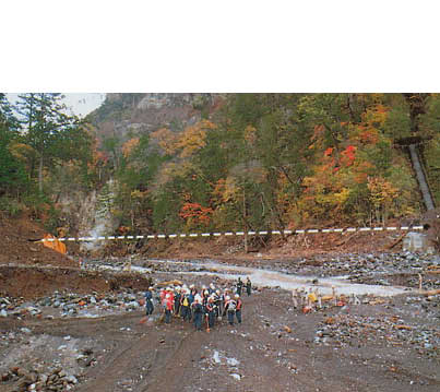 写真12 被災直後の導水管の通っていた位置(破線)(長野県西部地震の記録編纂委員会,1986)