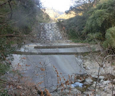 写真10 対岸から見た迫戸の巨石積堰堤