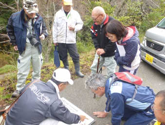 写真8 和歌山大学の後先生など皆で議論した