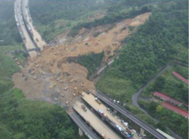写真4 移動岩塊を除去作業中(4月27日)