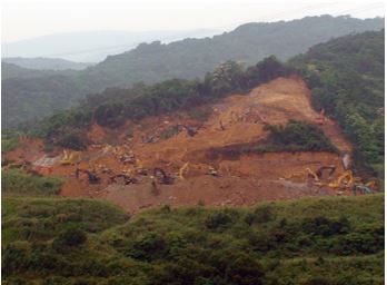 写真14 復旧工事中 2010年4月27日