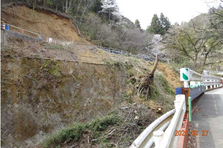 写真7 中央高速道路の工事用道路の崩壊