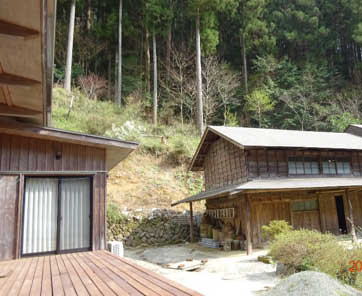 写真10 ご自宅と納屋背後では斜面崩壊が発生