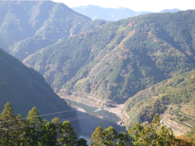 写真1 天然ダムを形成した仁淀川左岸の崩壊地形(鎌井田の林道から望む,2008年10月井上撮影)