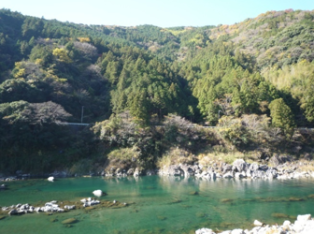 写真4 対岸から見た地すべり性崩壊(2008年12月井上撮影,対岸に舟で渡る)