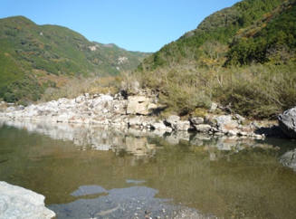 写真3 対岸に厚く堆積する巨大な角礫層(対岸の県道から望む,2008年12月井上撮影)
