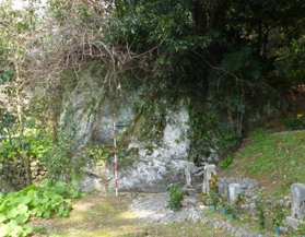 図5 対岸の宮地下にあるチャートの大転石(2011年10月井上撮影)