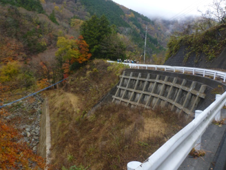 写真14 復旧工事で完成した河側護岸擁壁