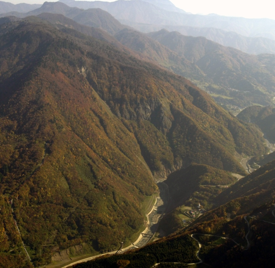 写真1 真那板山の大規模崩壊とその堆積物(撮影井口隆,井上,2012)