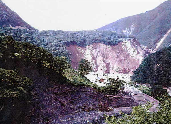 写真2 真那板山大崩壊による河道閉塞堆積物 新国界橋は流失している(1997年井上撮影)