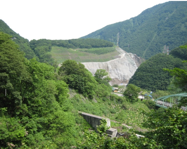 写真3 対策工事がほぼ完成した河道閉塞堆積物 新々国界橋は1998年に再建された(2003年井上撮影)