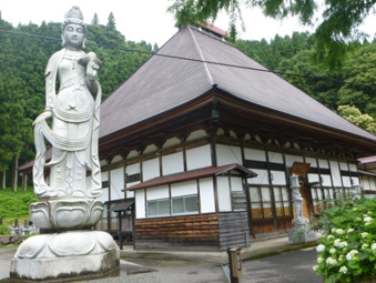 写真4 来馬の常法寺(手前は蒲原災害の慰霊碑)2012年井上撮影