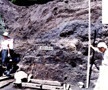 写真2 延命寺の発掘調査(1990)(延命寺の建屋の木材・生活用品は炭化していない)