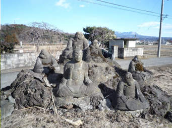 写真6 浅間石上の供養地蔵(渋川市川島)