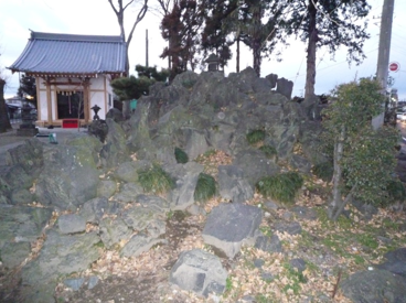 写真8 玉村町の雷電神社に集められた浅間石