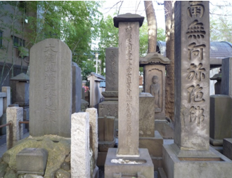 写真11 天明災害の慰霊碑(右2つ)と関東大震災慰霊碑(左)