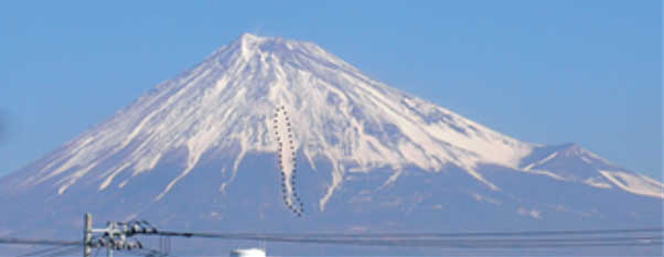 写真1 旧東海道の三度橋から見た富士山と天保谷(井上,2009)