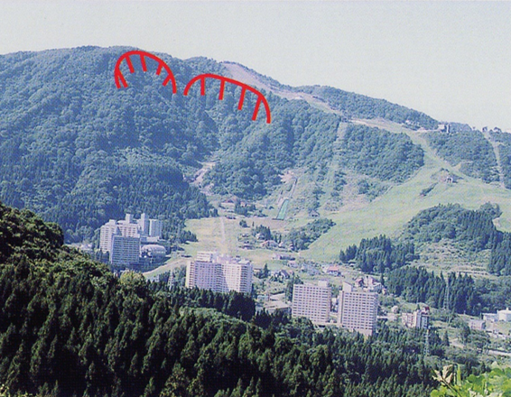 写真1 石打丸山スキー場付近の大規模地すべり地形