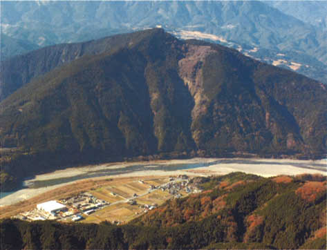 写真2 白鳥山崩壊の空撮写真(セスナから撮影:防災科学技術研究所 井口隆)