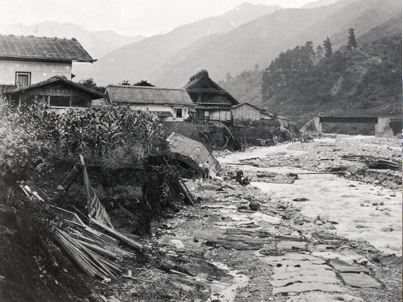 写真8 1907年災の笹子川(中央線の鉄橋が見える)(大月市役所総務部総務課,2004:時をつなぐ街