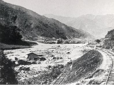 写真10 1907年災の笹子川と流失した中央線の線路)(大月市役所総務部総務課,2004:時をつなぐ街)